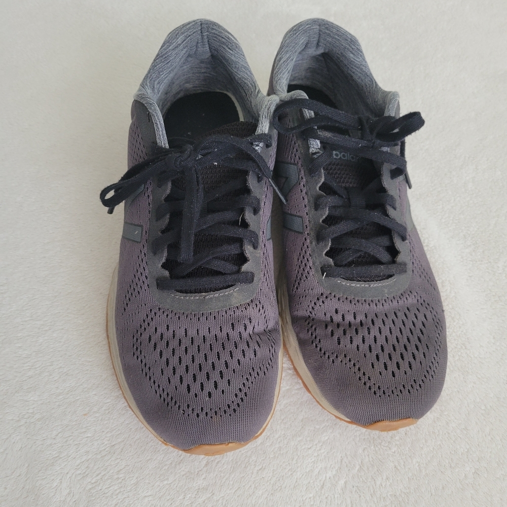 New balance men's athletic shoes, lightly used